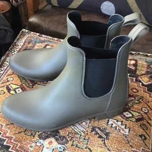 Rain shoes, Chelsea style.